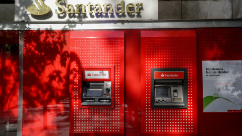 Una oficina del Banco Santander en Madrid. E.P./Ricardo Rubio