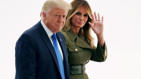 El presidente de Estados Unidos, Donald J. Trump (izquierda) y la primera dama de Estados Unidos, Melania Trump (derecha), parten después de que la primera dama pronunció su discurso durante la segunda noche de la Convención Nacional Republicana. / EFE