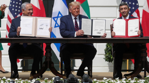 El primer ministro de Israel, Benjamin Netanyahu, el presidente de los Estados Unidos, Donald Trump, y el ministro de Relaciones Exteriores de los Emiratos Árabes Unidos (EAU), Abdullah bin Zayed, muestran sus copias de los acuerdos firmados mientras par