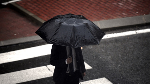 Una persona camina bajo la lluvia protegida con un paraguas, en Madrid. Óscar Cañas / Europa Press