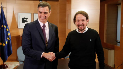 11/06/2019.- El presidente del Gobierno en funciones, Pedro Sánchez, y el líder de Podemos, Pablo Iglesias, durante la reunión mantenida esta mañana en el Congreso de los Diputados para intentar recabar su apoyo a la investidura, el cual le permitirí