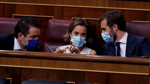 09/09/2020.- El líder del PP; Pablo Casado (d) conversa con su portavoz, Cuca Gamarra (c) y el secretario general del partido, Teodoro García Egea (i) durante la sesión de control al Gobierno en el Congreso este miércoles en donde se reclamará una ve