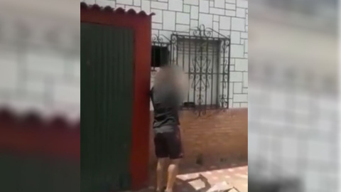 Captura del vídeo en el que hombre envenena la comida de los gatos en Bormujos (Sevilla).