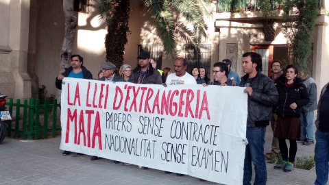 Un grup d'immigrants portant una pancarta reivindicativa, abans de començar la tancada a l'església del Sagrat Cor, al barri del Poblenou de Barcelona. / Javier Borràs.