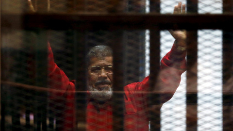 El presidente depuesto de Egipto, Mohamed Mursi, en la cárcel. /REUTERS