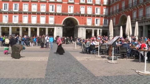 Imagen del vídeo en el que se puede a los hinchas lanzarles monedas a las víctimas. / Archivo