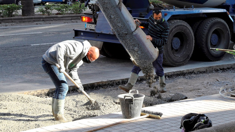 Unos trabajadores echan cemento en un una obra en Las Palmas de Gran Canaria. EFE/ Elvira Urquijo