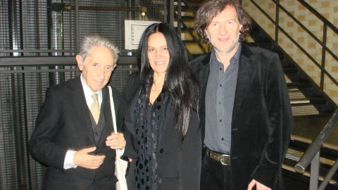 Isaac Díaz Pardo, junto a los escritores Carmen Blanco y Claudio Rodríguez Fer. / UNIÓN LIBRE