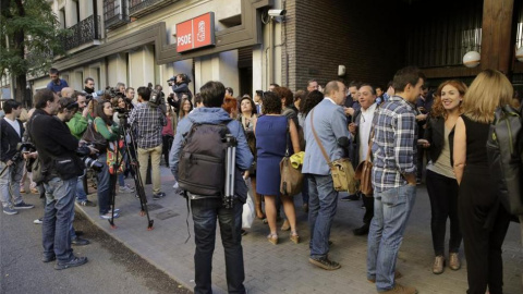 Periodistas a las puertas de la sede del PSOE en la calle Ferraz de Madrid. Archivo/EFE