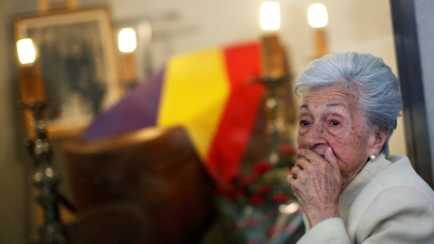 Ascensión Mendieta durante el entierro de su padre, Timoteo Mendieta, asesinado en 1939 por las fuerzas del franquismo.REUTERS/Juan Medina