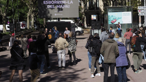 Imatge d'una de les presentacions d'aquest dissabte de la campanya d'Òmnium en contra de la monarquia espanyola