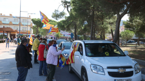 Alguns dels participants en la marxa de vehicles per reivindicar el 3-O, a l'arribada a Argelers aquest dissabte. ACN