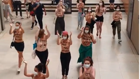 Captura de imagen de Instagram del momento en el que Femen irrumpe en el museo.