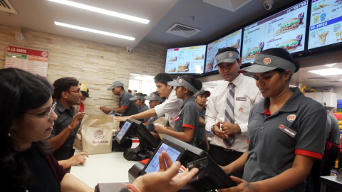 Trabajadores en un restaurante Burger King. EFE