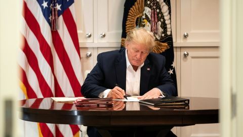 Trump trabaja desde el hospital donde está ingresado. Joyce N. Boghosia/The White House/Handout via REUTERS