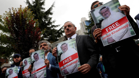 Carteles con la imagen del periodista Jamal Khashoggi. REUTERS