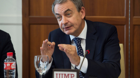 El expresidente del Gobierno, José Luis Rodríguez Zapatero, durante su participación en una curso dentro de la programación de la UIMP en Santader. EFE/Pedro Puente Hoyos