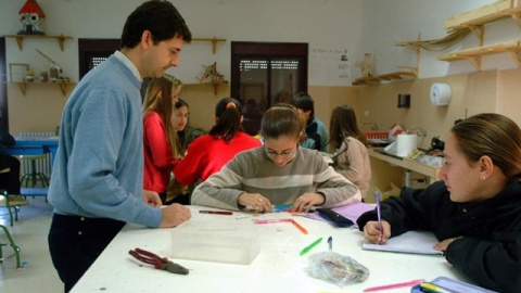 Imagen de archivo de un profesor con sus alumnos. JUNTA DE ANDALUCÍA