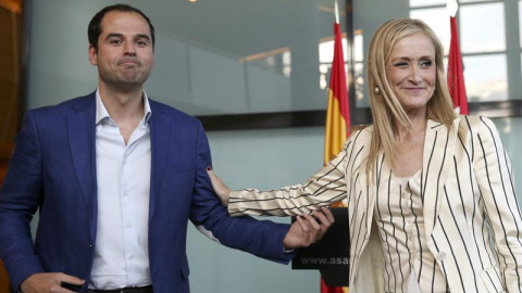 El líder de Ciudadanos en Madrid, Ignacio Aguado, y la presidenta de la Comunidad, Cristina Cifuentes, en una de sus reuniones previas al acuerdo de investidura. Archivo EFE