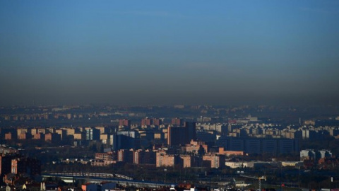 Vista de la boina de contaminación sobre la ciudad de Madrid. AFP