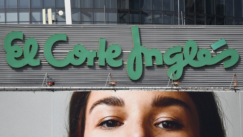 El logo de El Corte Ingles en uno de sus grandes almacenes en Madrid. AFP/GABRIEL BOUYS