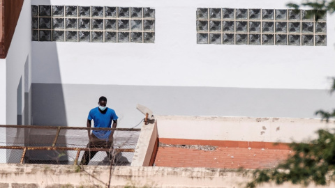 GRAFCAN9705. LAS PALMAS DE GRAN CANARIA (ESPAÑA), 01/10/2020.- Imagen de uno de los inmigrantes recluidos en el Centro de Internamiento de Extranjeros (CIE) de Barranco Seco, en Las Palmas de Gran Canaria, tomada este jueves desde los aledaños a ese esp