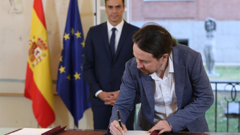 11/10/2018.- El presidente del Gobierno, Pedro Sánchez (izda), y el secretario general de Podemos, Pablo Iglesias, han firmado hoy en el Palacio de la Moncloa el acuerdo sobre el proyecto de ley de presupuestos para 2019. EFE/ Zipi