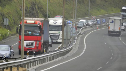 Imatge d'arxiu de camions circulant.