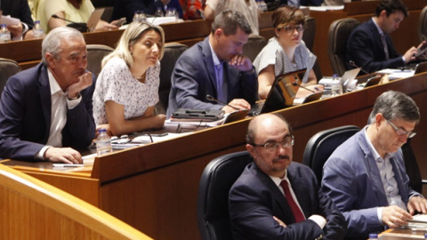 Javier Lambán, tras él Javier Sada, que este jueves será elegido presidente de las Cortes de Aragón, y a su izquierda Vicente Guillén, consejero de Presidencia que relevará a Sada como portavoz del PSOE. Cortes de Aragón