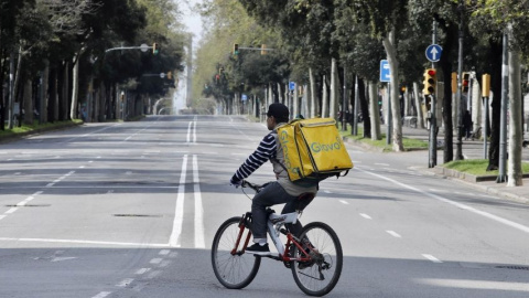 Un rider de Glovo solo por la Diagonal / EFE