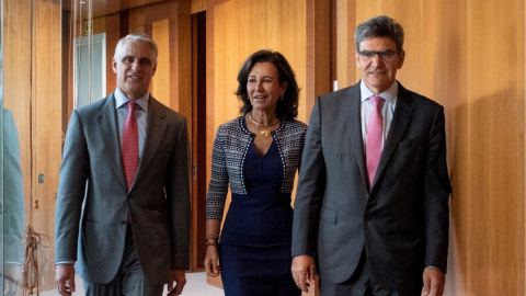 Foto distribuida en su día por el Banco Santander de Andrea Orcel, Ana Botin y Jose Antonio Alvarez, del día en que se anunció el fichaje del italiano como consejero delegado de la entidad, en septiembre de 2018. REUTERS