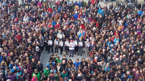 Vecinos de Alsasua en una concentración con los familiares de los detenidos. E.P.