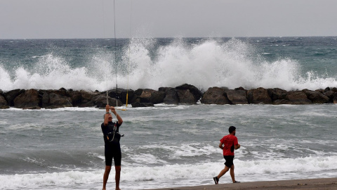 Los cielos estarán nubosos en muchos puntos de la mitad norte peninsular mientras que en la mitad sur predominarán los cielos despejados, ha anunciado la Agencia Estatal de Meteorología. EFE / Carlos Barba/Archivo