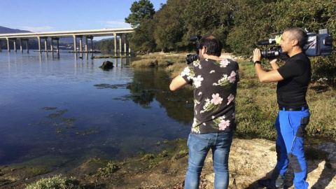 Reporteros en la zona donde fue hallado el móvil de Diana Quer, en Rianxo. / EFE