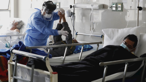 Pacientes se recuperan de la covid-19 en el área de rehabilitación del hospital Cayetano Heredia, en Lima (Perú). EFE/ Paolo Aguilar