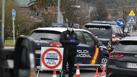 Efectivos de la Guardia Civil y de la Unidad de Intervención Policial (UIP) de la Policía Nacional realizan controles en la frontera con Francia. - EUROPA PRESS