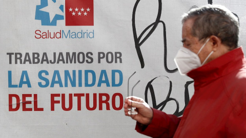 Un hombre con mascarilla a la salida del Hospital Gregorio Marañón. - EFE