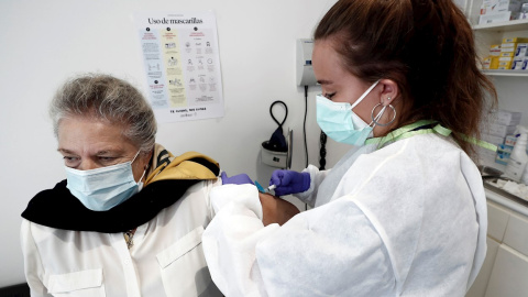 Navarra ha comenzado este lunes la campaña para ponerse la vacuna contra la gripe. - EFE