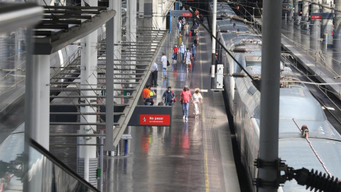 Imagen de un tren detenido en un andén en la estación Madrid-Puerta de Atocha. - MARTA FERNÁNDEZ JARA (EUROPA PRESS)