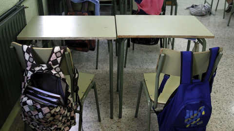 Fotografía de archivo de pupitres en un instituto. - EFE