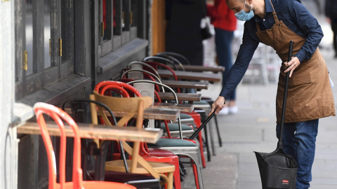 01/10/2020.- Un trabajador con mascarilla en una cafetería en Londres, en una imagen de archivo. / EFE