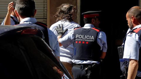 19/06/2019.- Los Mossos d'Esquadra trasladan al hombre que han detenido por su supuesta relación con la desaparición de su expareja en Terrassa (Barcelona), a la vivienda que ambos compartían, donde los agentes efectúan un registro por orden judicial,