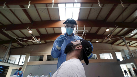 Personal sanitario haciendo un cribado extraordinario voluntario de test rápidos en Córdoba. EFE/Rafa Alcaide/Archivo