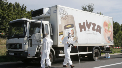 Forenses de la policía austriaca examinan el camión en el que se han encontrado decenas de cadáveres de refugiados. REUTERS/Heinz-Peter Bader