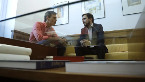 El secretario general del PSOE, Pedro Sánchez (izquierda), y Alberto Garzón durante la reunión que mantuvieron en el Congreso. | JUAN CARLOS HIDALGO