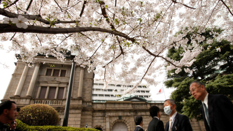 Varias personas pasan por delante de la sede del Banco de Japón (BoJ, en sus siglas en inglés), en Tokio. REUTERS/Yuriko Nakao