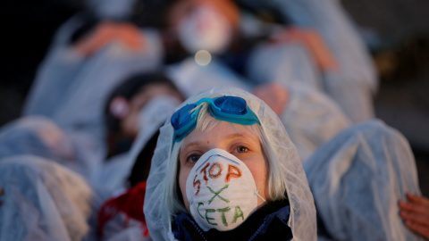 Un amnifestante lleva una máscara con las palabras "Stop CETA" en las protestas en Estrasburgo, Francia. / REUTERS