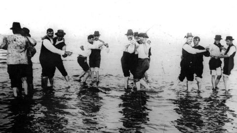 Hombres bailando tango en el río en 1904 (Buenos Aires).