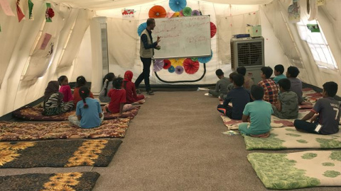 Vista del centro que ha erigido la ONG Norwegian Refugee Council (NRC) en el campamento de Hasan Shami (Irak), donde una decena de instructores imparten, en tiendas de campaña, clases de inglés, árabe, matemáticas y ciencias. Las niñas, sentadas en u