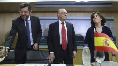 El ministro Cristóbal Montoro, la vicepresidenta Soraya Sáenz de Santamaría y el secretario de Estado Alberto Nadal, antes del comienzo del Consejo de Política Fiscal y Financiera (CPFF), la reunión con los consejeros de las CCAA. EFE